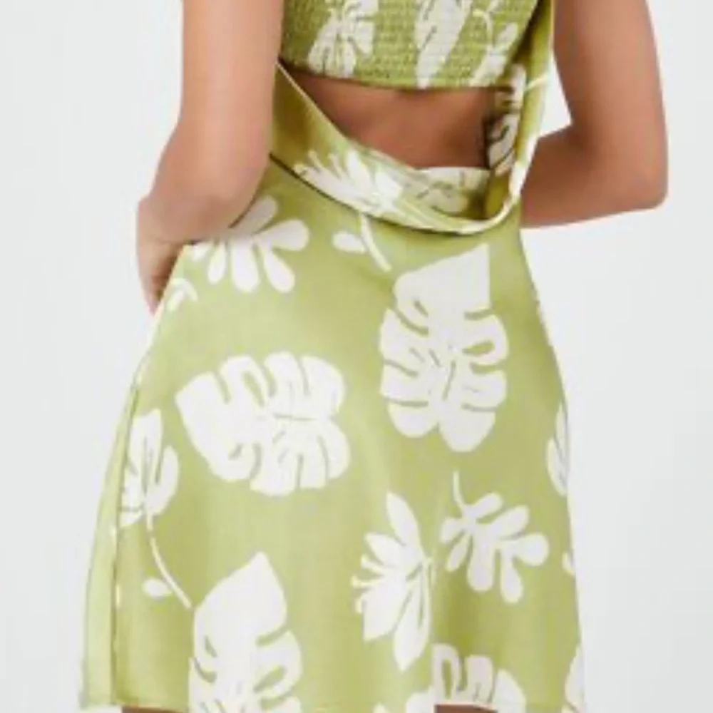 Green and White Leaf Print Dress - Picture 5 of 7